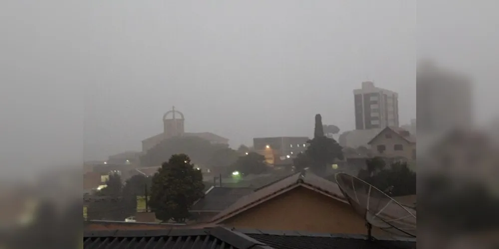 O Instituto Nacional de Meteorologia emitiu um alerta laranja para tempestade que se iniciou nesta quarta-feira (04) às 09:40h