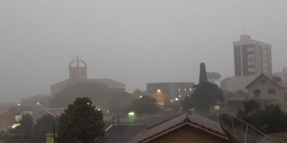 Alertas valem durante toda a madrugada desta segunda-feira (4)
