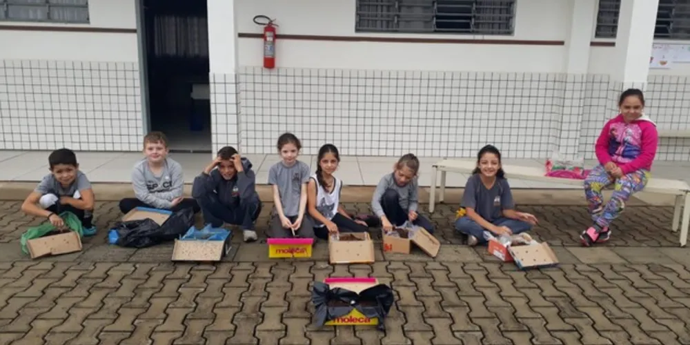 Dinâmica colocou elementos que se decompõem e que não são decompostos em uma caixa para análise do tema