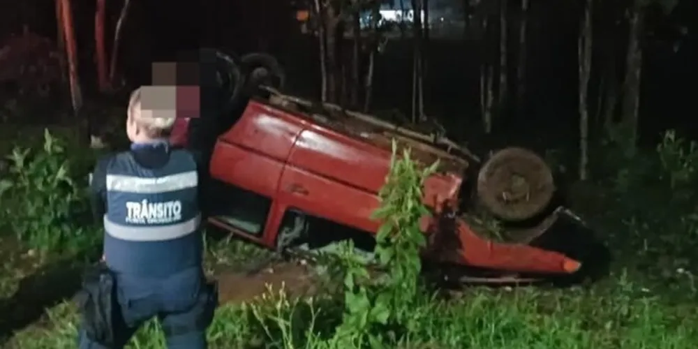 O carro saiu da pista e capotou em uma região de mata