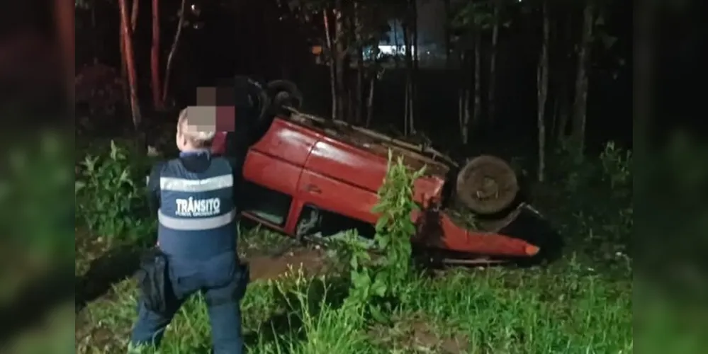 O carro saiu da pista e capotou em uma região de mata