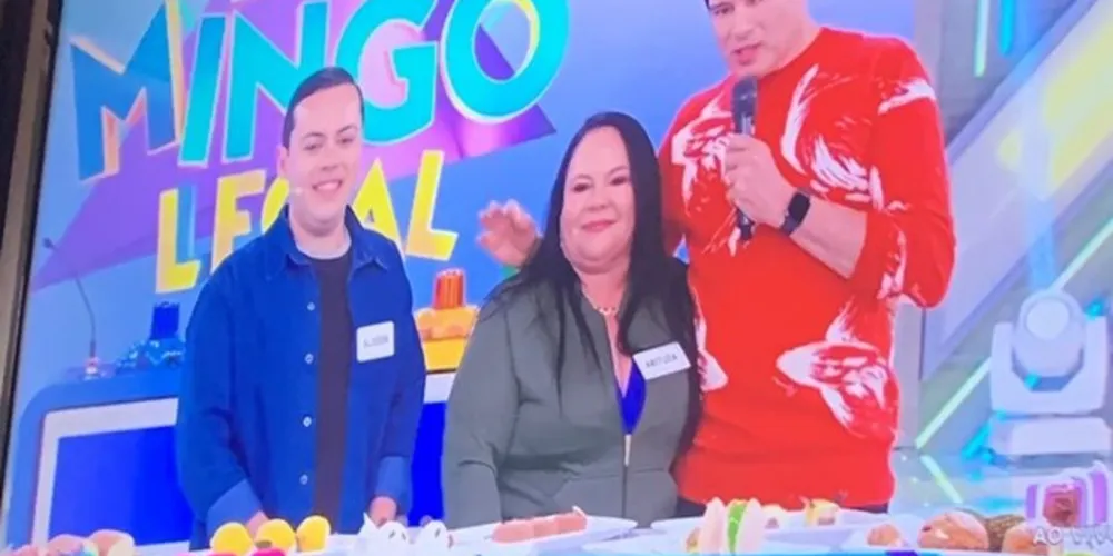 O influenciador foi ao palco ao lado da mãe