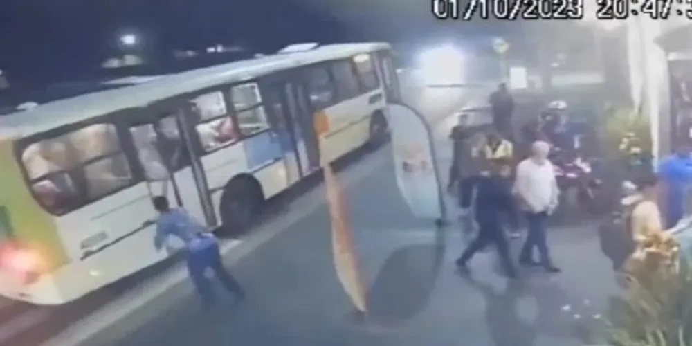 No vídeo, é possível ver que os torcedores batem com pedaços de madeira no veículo