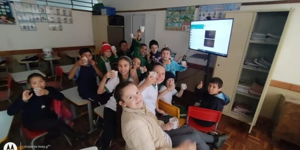 Após gravarem as entrevistas em casa, a turma assistiu ao material em sala de aula