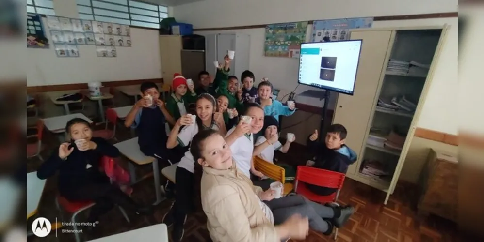 Após gravarem as entrevistas em casa, a turma assistiu ao material em sala de aula