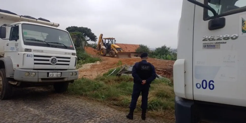Equipe da prefeitura se deslocou até o local para fazer a demolição da estrutura e a limpeza do terreno