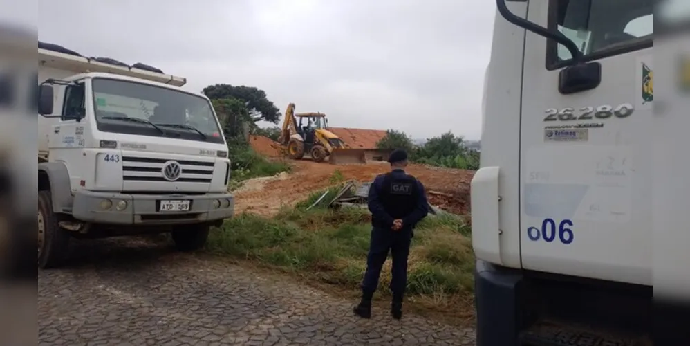 Equipe da prefeitura se deslocou até o local para fazer a demolição da estrutura e a limpeza do terreno