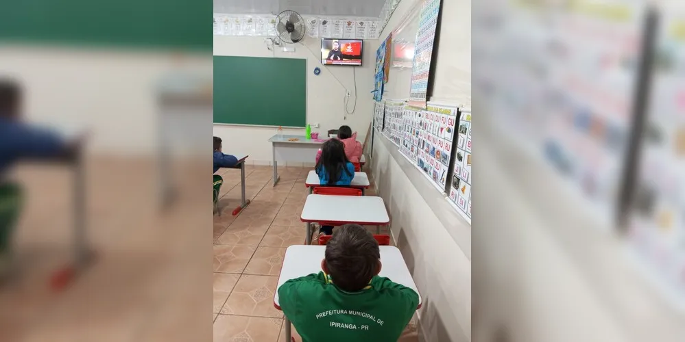 A turma utilizou a videoaula do projeto Vamos Ler para se aprofundar na parte teórica do tema