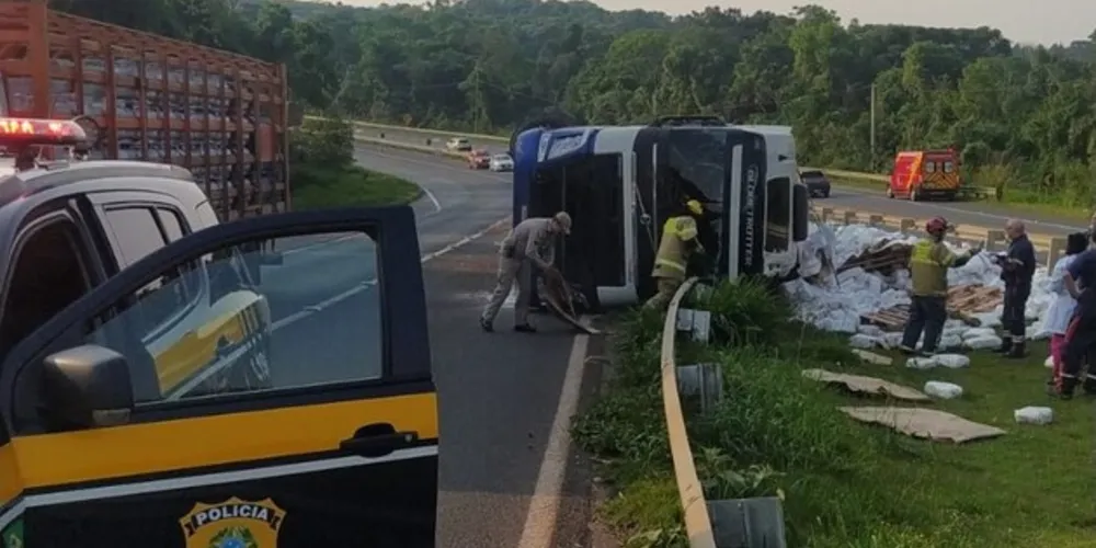 Informações repassadas pela Polícia Rodoviária Federal (PRF) apontam que o tombamento ocorreu no km 451, sentido sul
