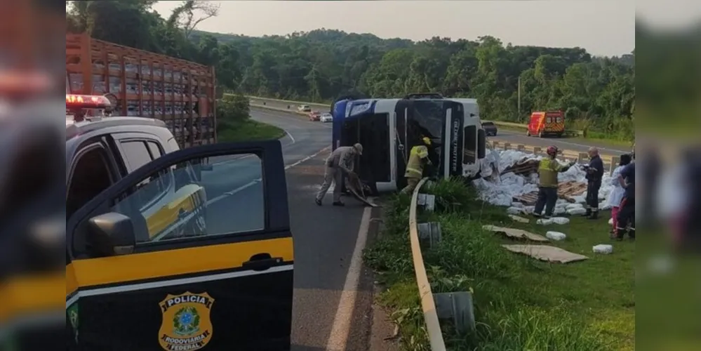 Informações repassadas pela Polícia Rodoviária Federal (PRF) apontam que o tombamento ocorreu no km 451, sentido sul