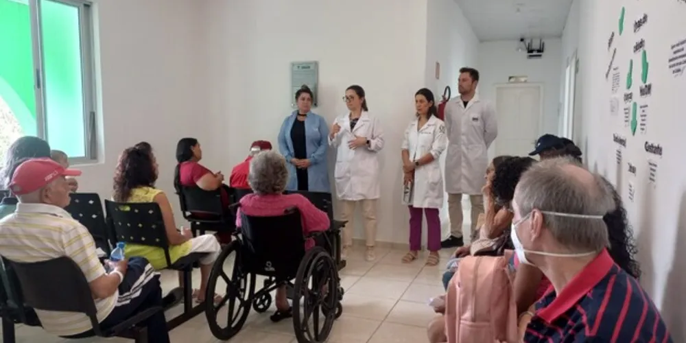 Na Linha de Cuidado da Saúde do Idoso o paciente pode contar com atendimento do médico geriatra, farmacêutico, fisioterapeuta e enfermeiro