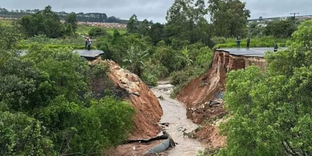 Por meio de nota, a Polícia Rodoviária Estadual (PRE) destacou que nenhum veículo passava pelo local quando ocorreu o rompimento