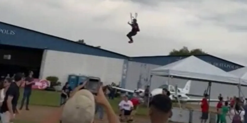 A descida foi violenta e o paraquedista acabou atingindo três pessoas