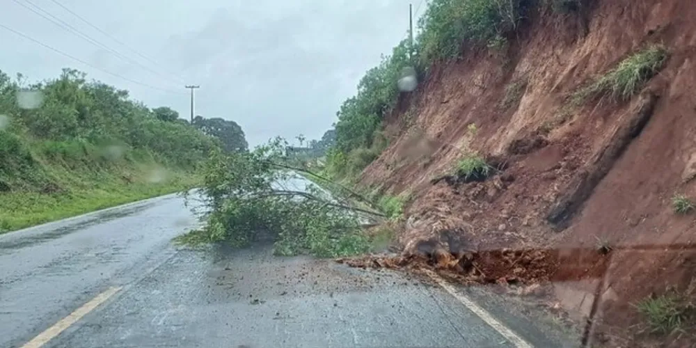 Uma imagem enviada à reportagem do Portal aRede mostra que parte da pista ficou obstruída