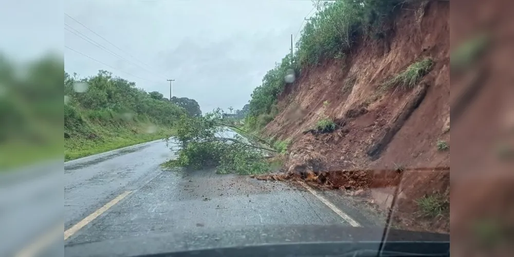 Uma imagem enviada à reportagem do Portal aRede mostra que parte da pista ficou obstruída