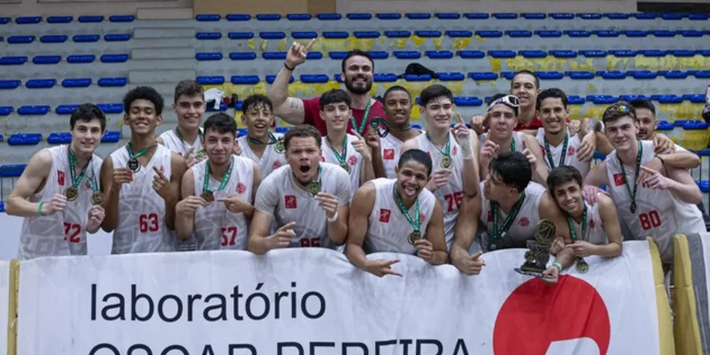 Ponta-grossenses fizeram a festa em casa, ao lado da família e da torcida, no Ginásio Borell du Vernay - Crédito: João Vitor Rezende/ACGF