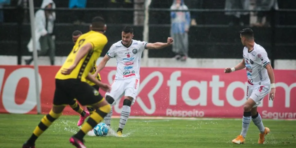 Partida foi disputada em um campo bastante molhado