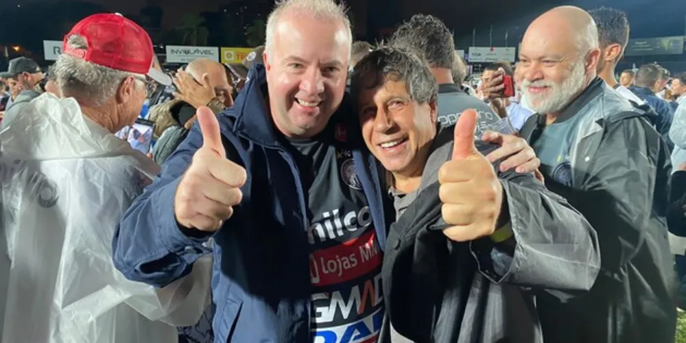 Márcio Zwierewicz e Álvaro Góes comemoram a vitória e o acesso à Série B do Campeonato Brasileiro