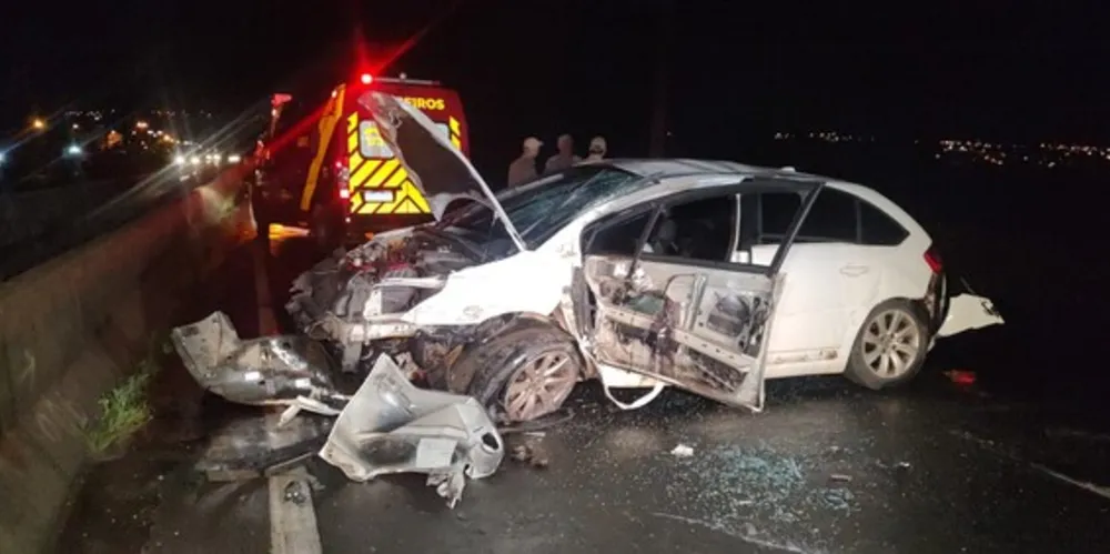 Após a colisão com a mureta, o veículo parou sobre uma das faixas da rodovia