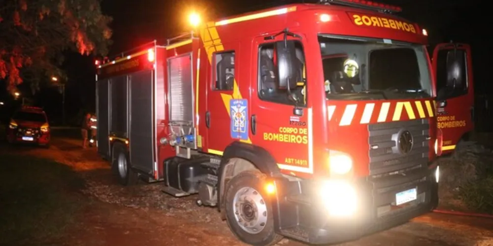 Equipes do Corpo de Bombeiros foram acionados até o local e interromperam o avanço do fogo