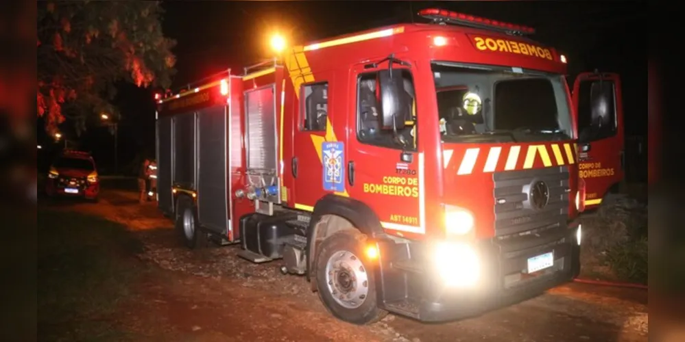 Equipes do Corpo de Bombeiros foram acionados até o local e interromperam o avanço do fogo