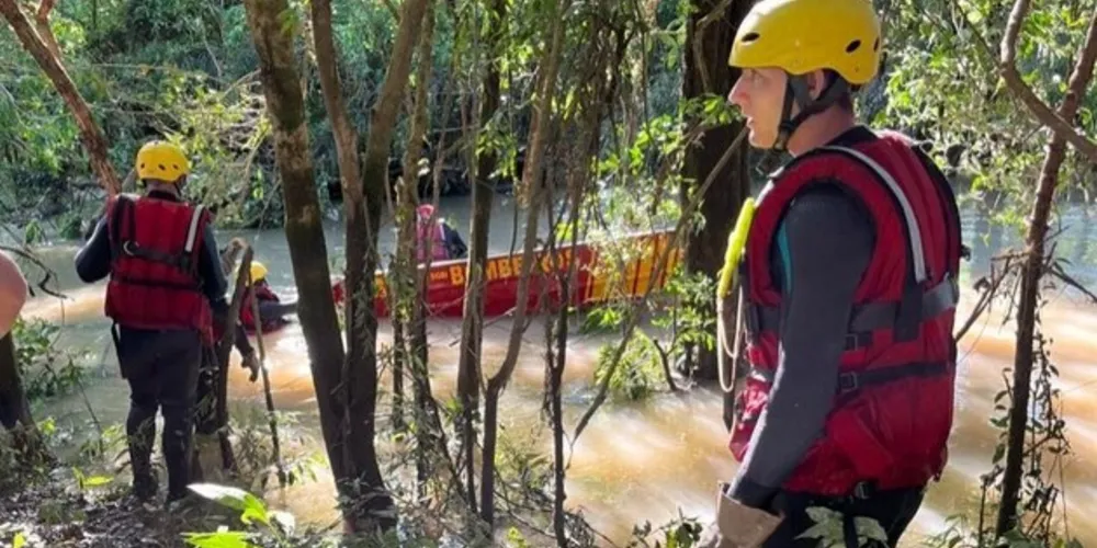 As equipes encontraram o veículo submerso e o corpo do bebê, já em óbito, logo em seguida