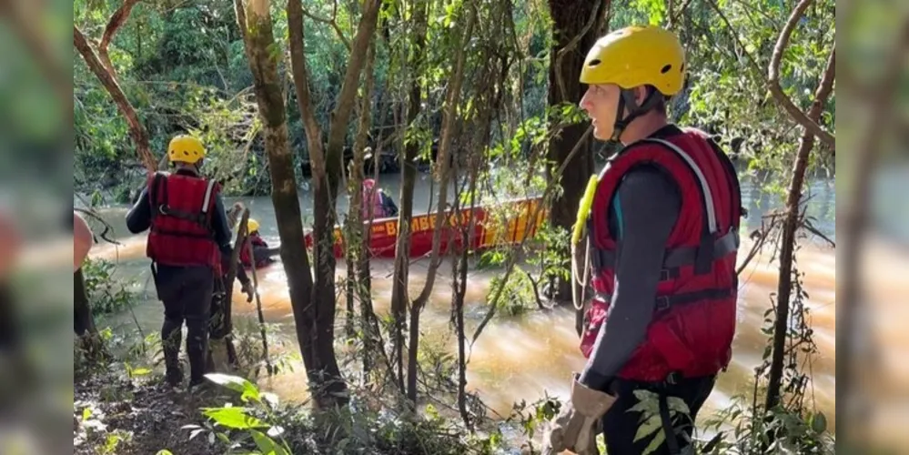 As equipes encontraram o veículo submerso e o corpo do bebê, já em óbito, logo em seguida