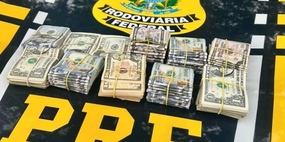 O dinheiro foi apreendido e encaminhado para a Polícia Federal