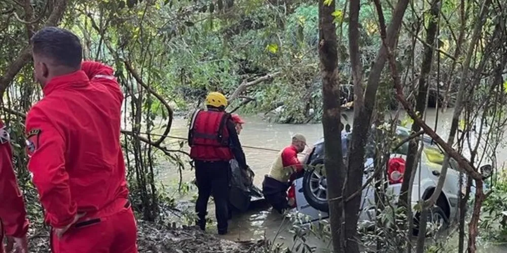 O carro que Cleomar conduzia foi arrastado para o Rio Preto na noite de domingo (8) ao tentar atravessar a ponte de uma estrada rural