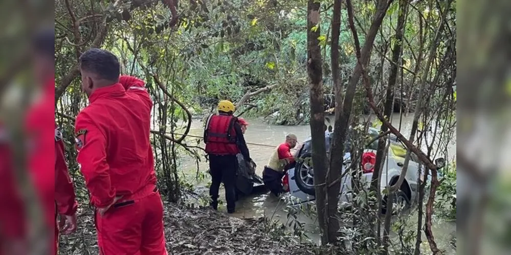 O carro que Cleomar conduzia foi arrastado para o Rio Preto na noite de domingo (8) ao tentar atravessar a ponte de uma estrada rural