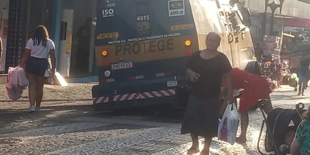 Uma das rodas do veículo afundou em uma tampa da rede elétrica, fazendo com que o carro ficasse preso