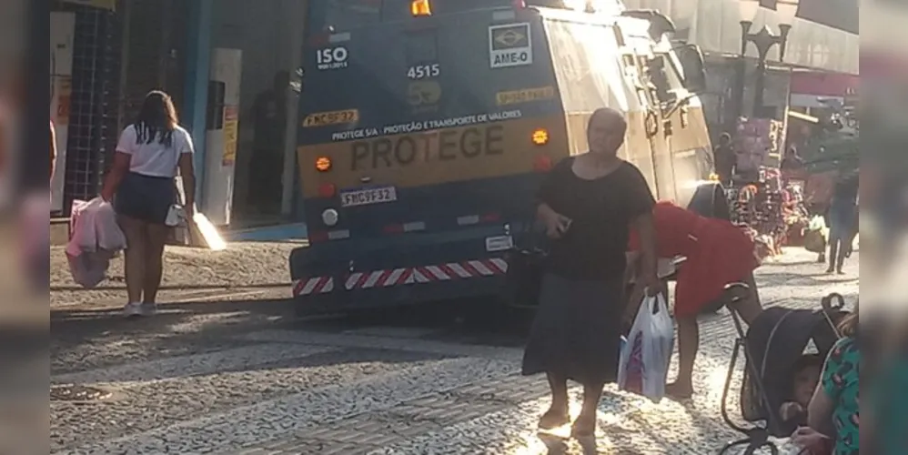 Uma das rodas do veículo afundou em uma tampa da rede elétrica, fazendo com que o carro ficasse preso