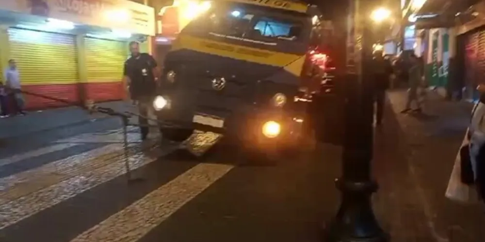 Uma das rodas do veículo afundou em uma tampa da rede elétrica, fazendo com que o carro ficasse preso