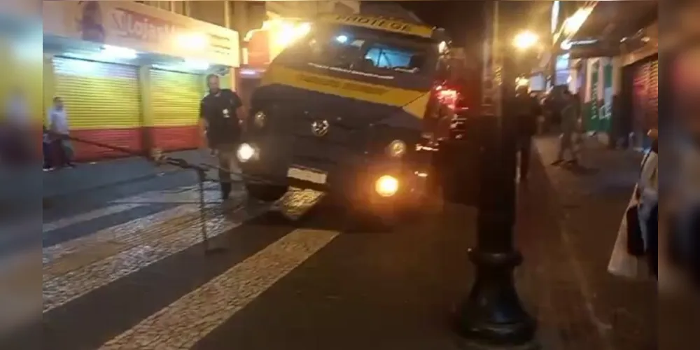 Uma das rodas do veículo afundou em uma tampa da rede elétrica, fazendo com que o carro ficasse preso