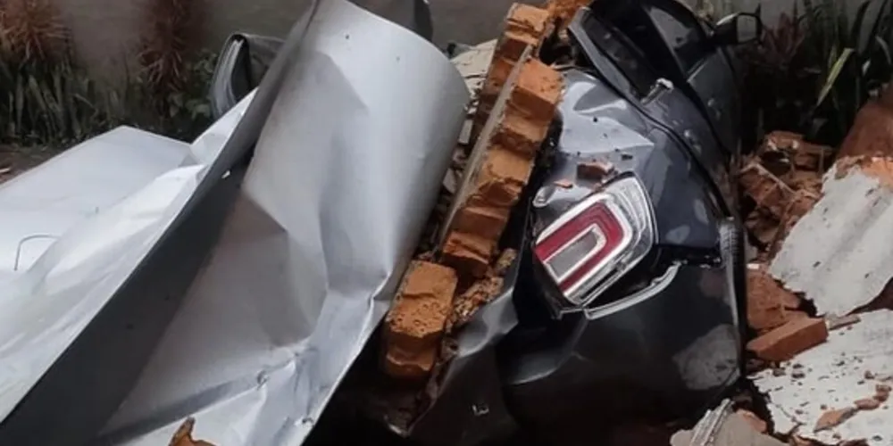 Um carro ficou destruído após queda de parede, em Ponta Grossa