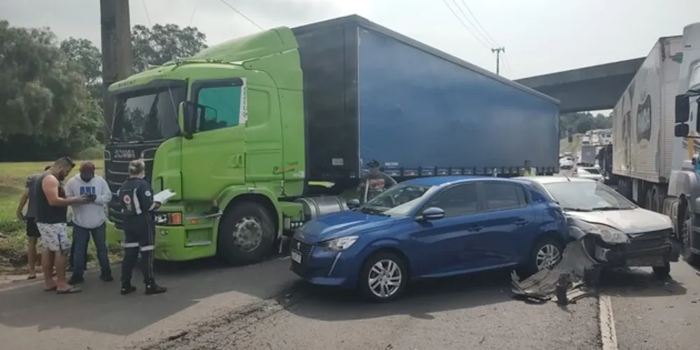 Fluxo ficou parcialmente interditado no km 498, no sentido Curitiba, próximo ao 'Trevo Vendrami'