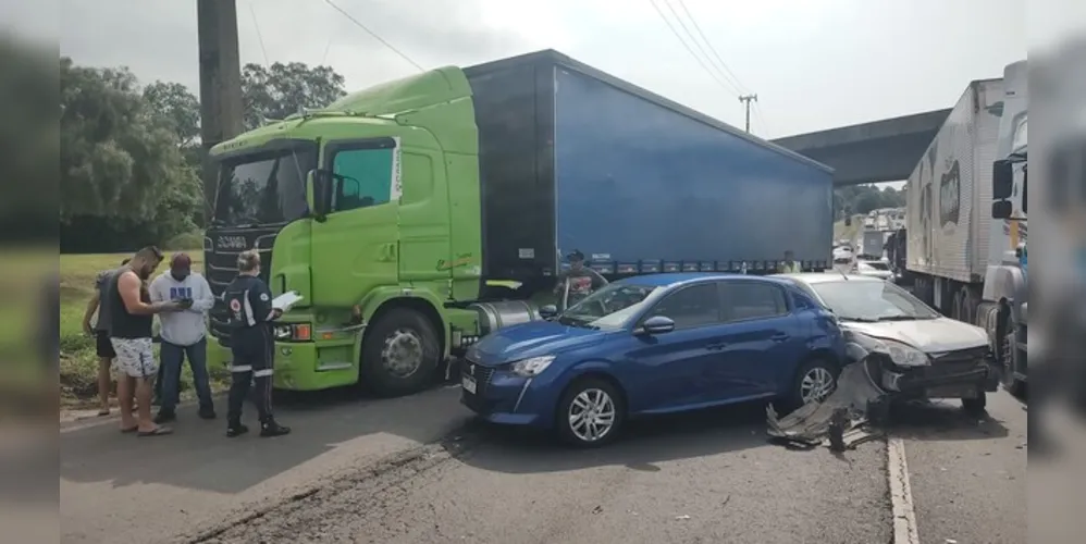 Fluxo ficou parcialmente interditado no km 498, no sentido Curitiba, próximo ao 'Trevo Vendrami'