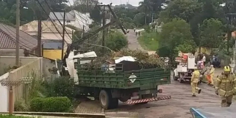 O caminhão estaria à serviço da Prefeitura de Curitiba