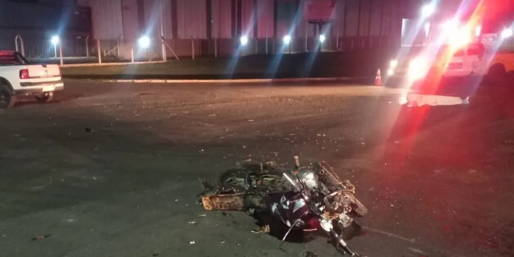 Uma equipe do Corpo de Bombeiros (Siate) se deslocou para prestar atendimento e encontrou o jovem motociclista sem vida