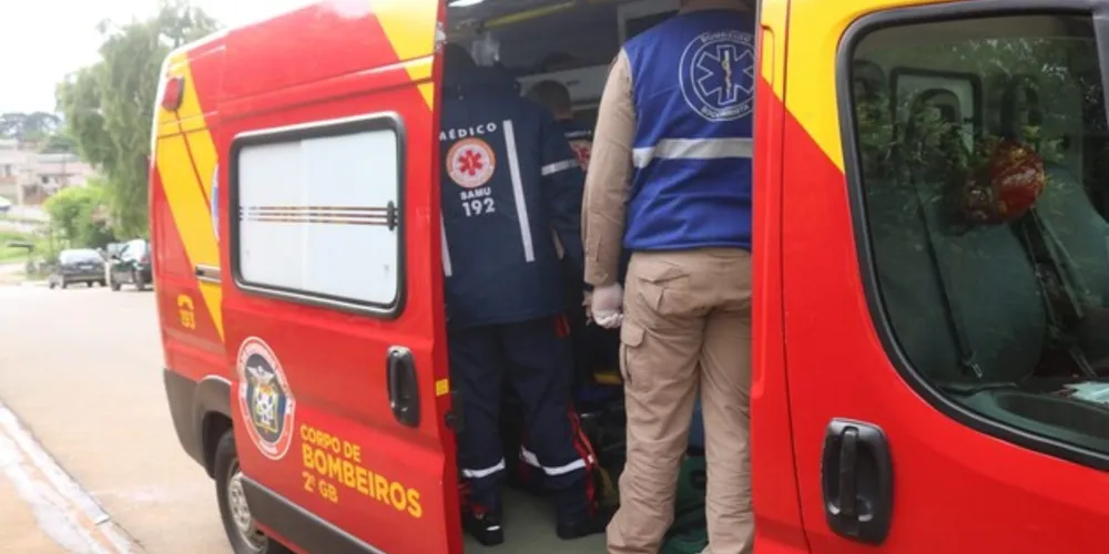 Após receber atendimento de equipes do Corpo de Bombeiros (Siate) e do Samu, o jovem foi levado até o Hospital Regional