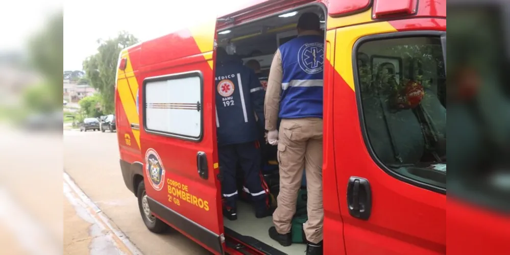 Após receber atendimento de equipes do Corpo de Bombeiros (Siate) e do Samu, o jovem foi levado até o Hospital Regional