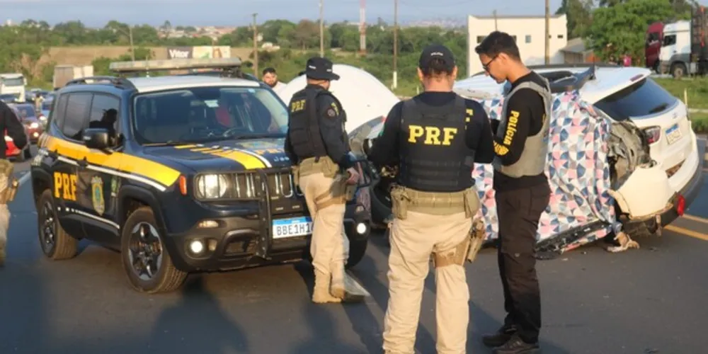 Equipes do Corpo de Bombeiros (Siate), da Polícia Rodoviária Federal e do Instituto Médico Legal também estiveram na ocorrência