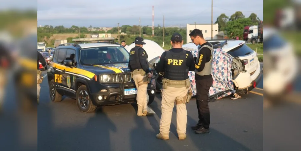 Equipes do Corpo de Bombeiros (Siate), da Polícia Rodoviária Federal e do Instituto Médico Legal também estiveram na ocorrência