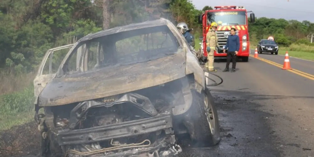 Equipes do Corpo de Bombeiros foram acionadas para conter as chamas