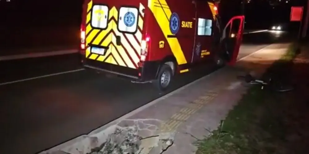 Equipes do Corpo de Bombeiros (Siate) prestaram atendimento ao rapaz, que apresentava ferimentos na cabeça