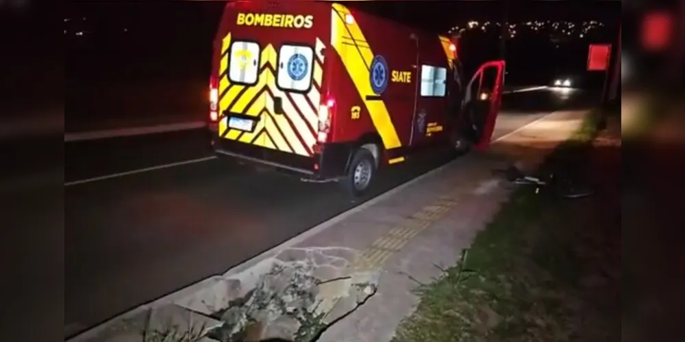 Equipes do Corpo de Bombeiros (Siate) prestaram atendimento ao rapaz, que apresentava ferimentos na cabeça