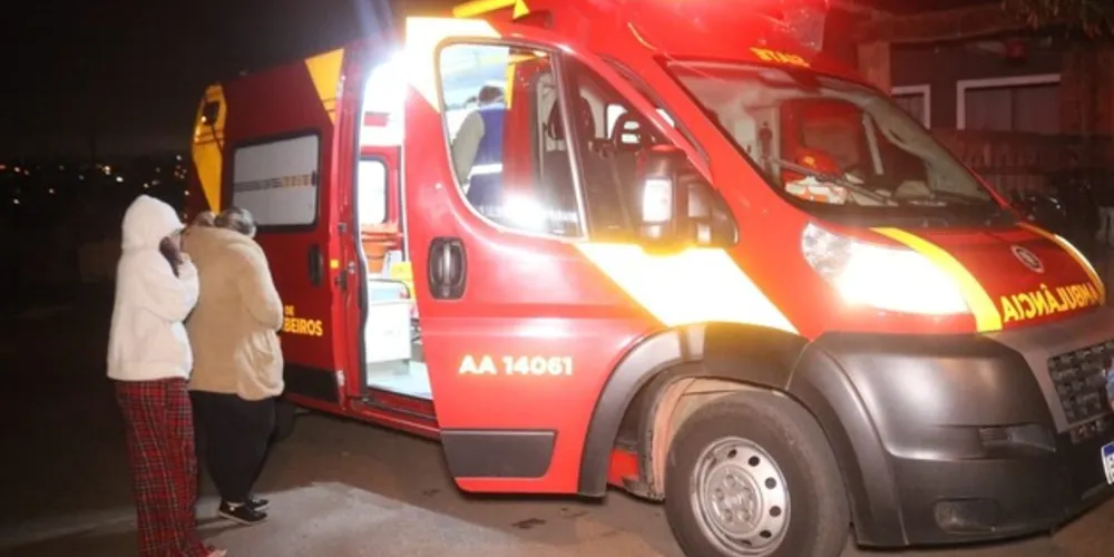 O motociclista sofreu escoriações nos pés e nas mãos e foi socorrido por equipes do Corpo de Bombeiros (Siate)