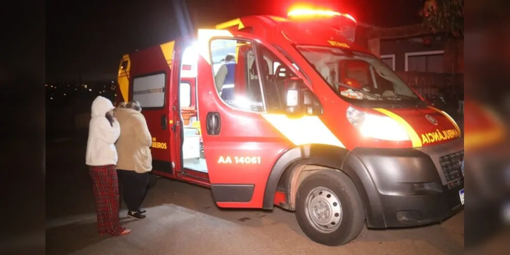 O motociclista sofreu escoriações nos pés e nas mãos e foi socorrido por equipes do Corpo de Bombeiros (Siate)