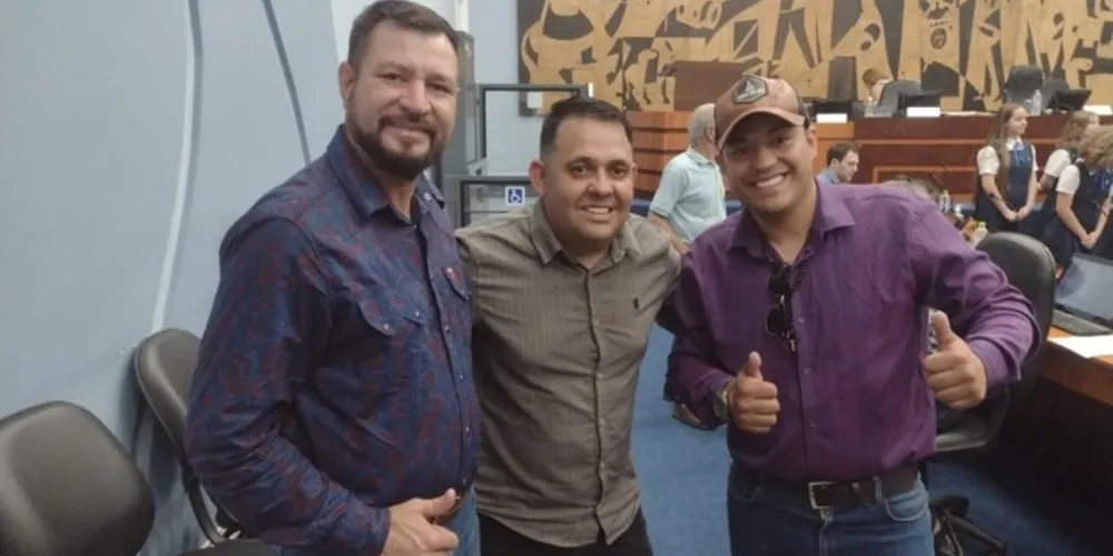 Fermino (direita) visitou a Câmara Municipal nesta segunda