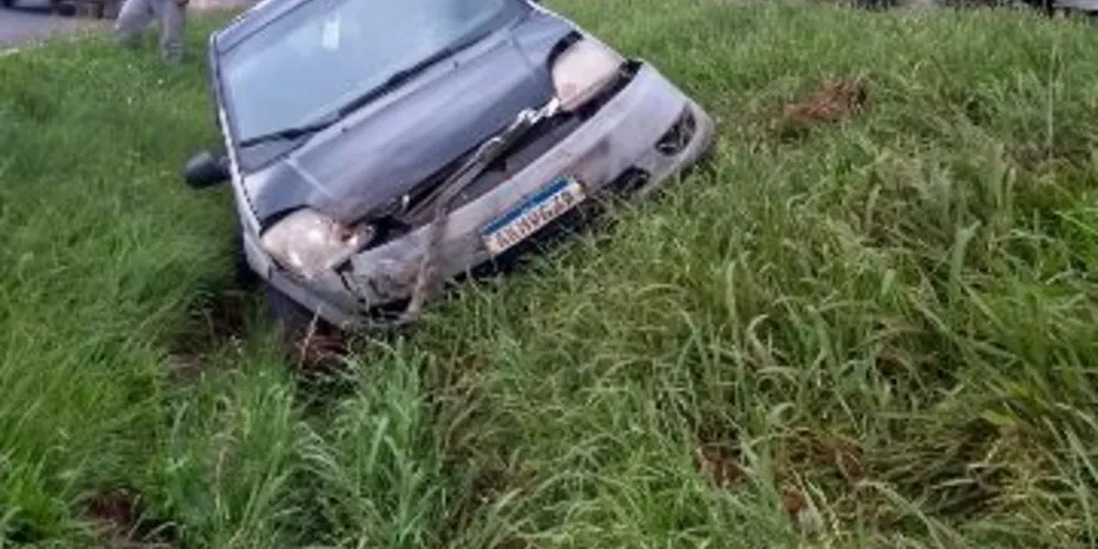 O veículo, com placas de Castro, parou no canteiro central por volta das 17 horas
